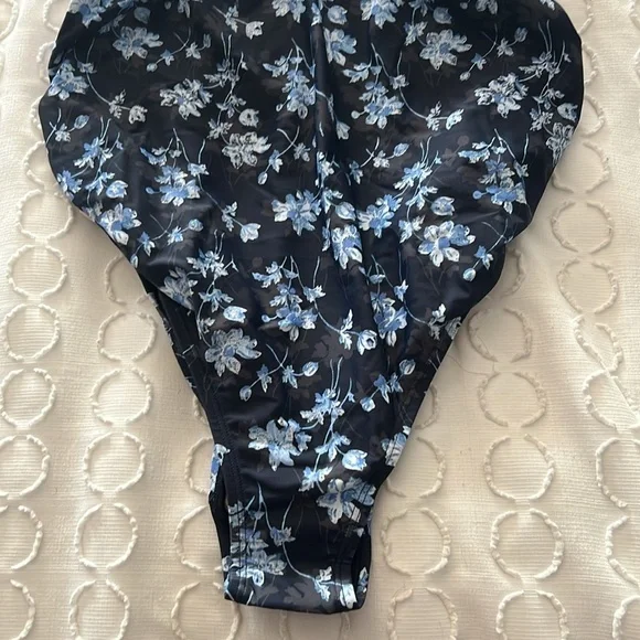 A Pea In The Pod Maternity Blue Floral Ruffle One Piece Swimsuit SZ Small - Picture 3 of 5